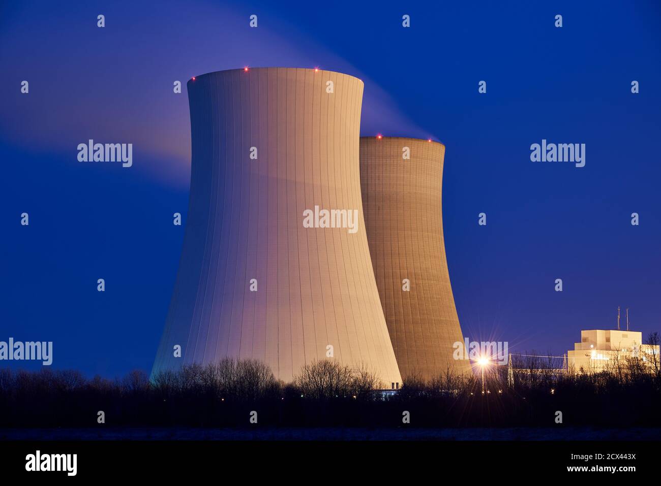 Kühltürme des Kernkraftwerks Philippsburg in Deutschland Stockfoto