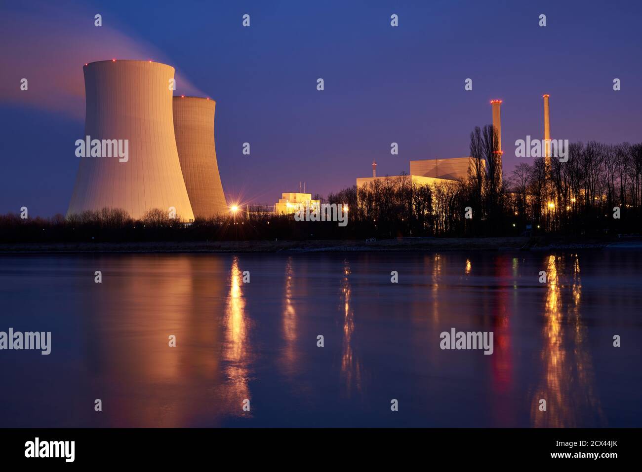 Kernkraftwerk Philippsburg in Deutschland mit zwei Kühlanlagen Türme in Betrieb Stockfoto