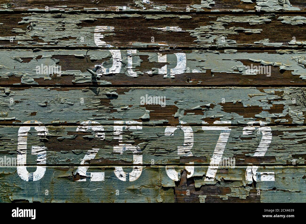 Verwitterter Holzbau eines ehemaligen Waggons der k.k. österreichischen Staatsbahnen mit weißer Inschrift, Österreich Stockfoto