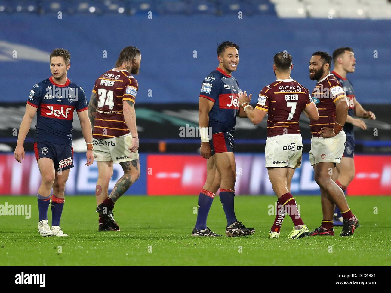 Huddersfield Giants und Hull KR Spieler geben sich nach der letzten Pfeife beim Betfred Super League Spiel im John Smith's Stadium, Huddersfield, die Hände. Stockfoto