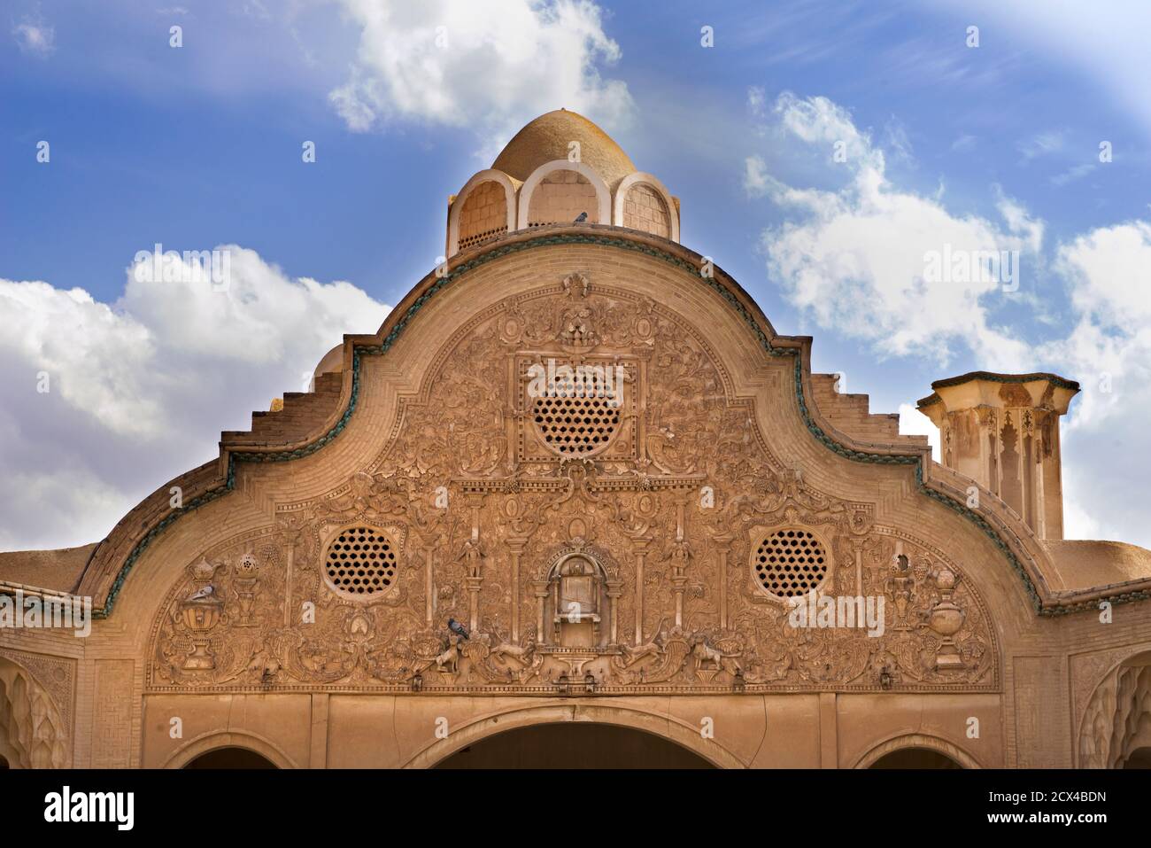 Kunstvolle Architektur des historischen Hauses Borujerdi, Kashan, Iran. Das Haus wurde 1857 vom Architekten Ustad Ali Maryam für die Frau von Seyyed Mehdi Borujerdi, einem wohlhabenden Kaufmann, erbaut. Stockfoto