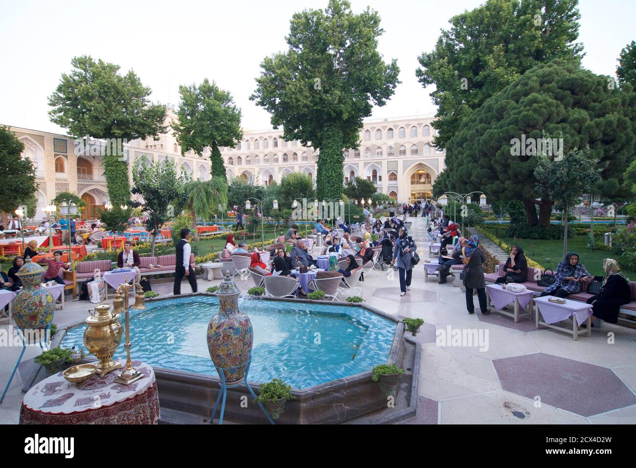 Das Abbasi Hotel (früher bekannt als das Shah Abbas Hotel) Gärten. Isfahan,  Iran Stockfotografie - Alamy