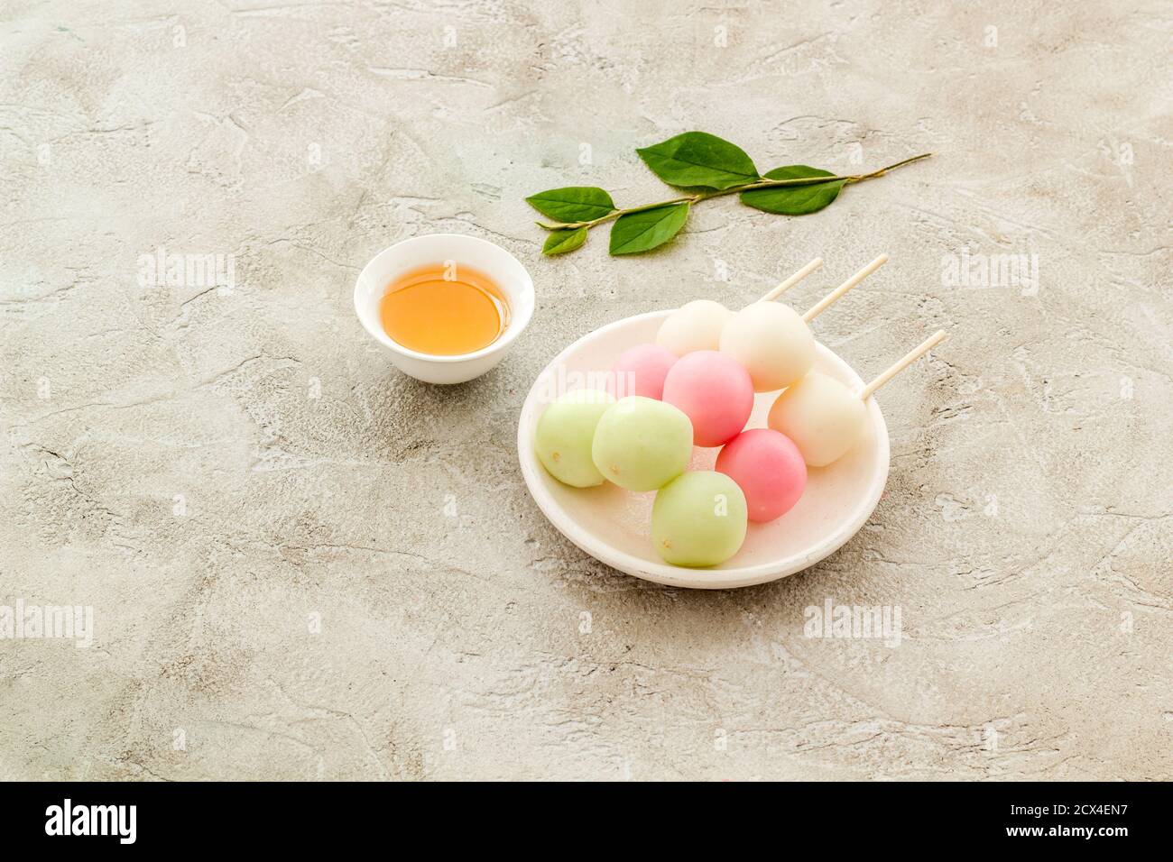 Asiatische Küche Hintergrund - traditionelle Süßigkeiten Dango, Knödel Reiskuchen Stockfoto