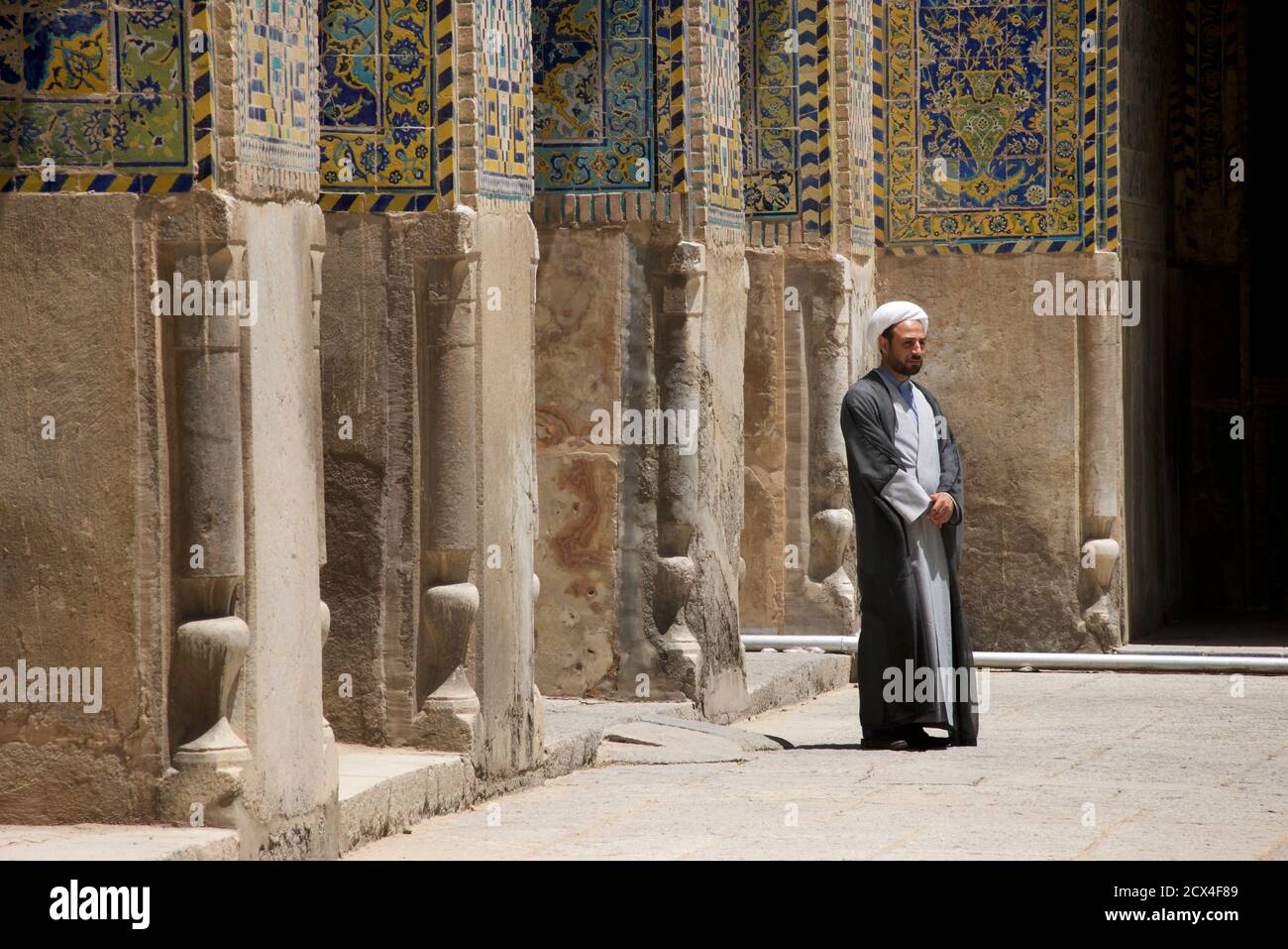 Ein Iranischer Mullah an der Madrassa in Jaame' Abbasi Moschee. Isfahan, Iran. Stockfoto