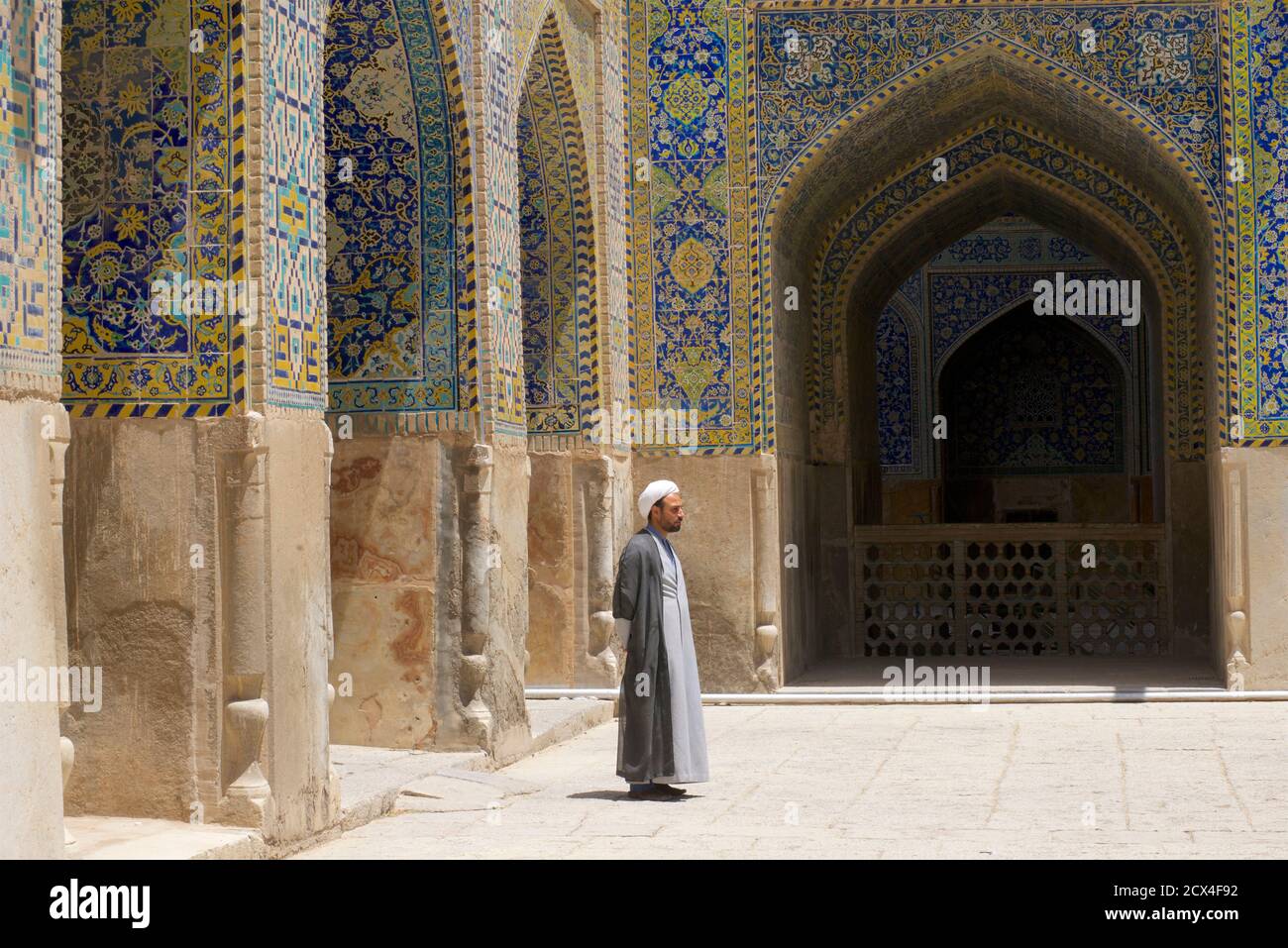 Ein Iranischer Mullah an der Madrassa in Jaame' Abbasi Moschee. Isfahan, Iran. Stockfoto