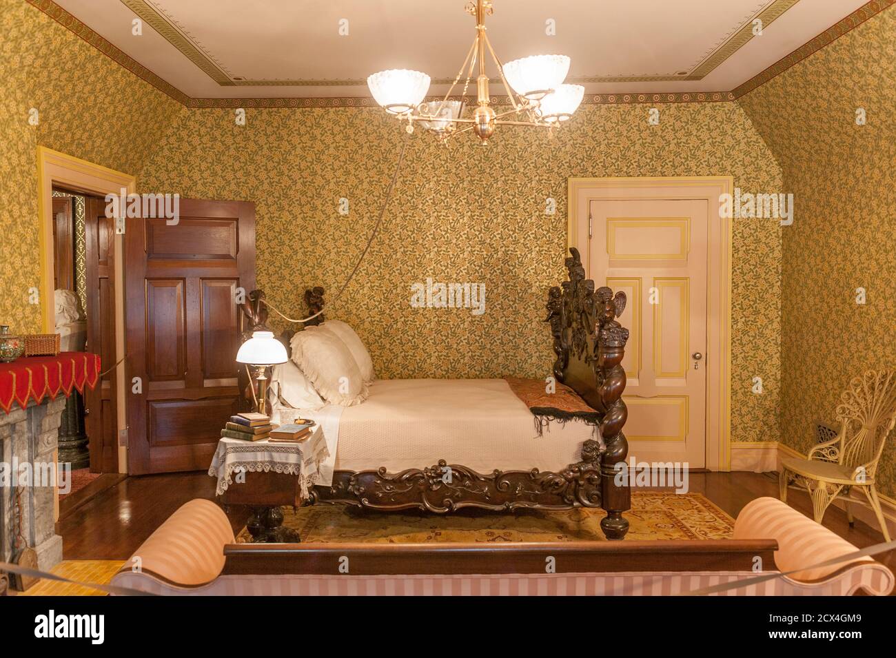 USA, New England, Connecticut, Hartford, Mark Twain House, Mark Twain, Schlafzimmer, berühmtes Bett aus Venedig Stockfoto