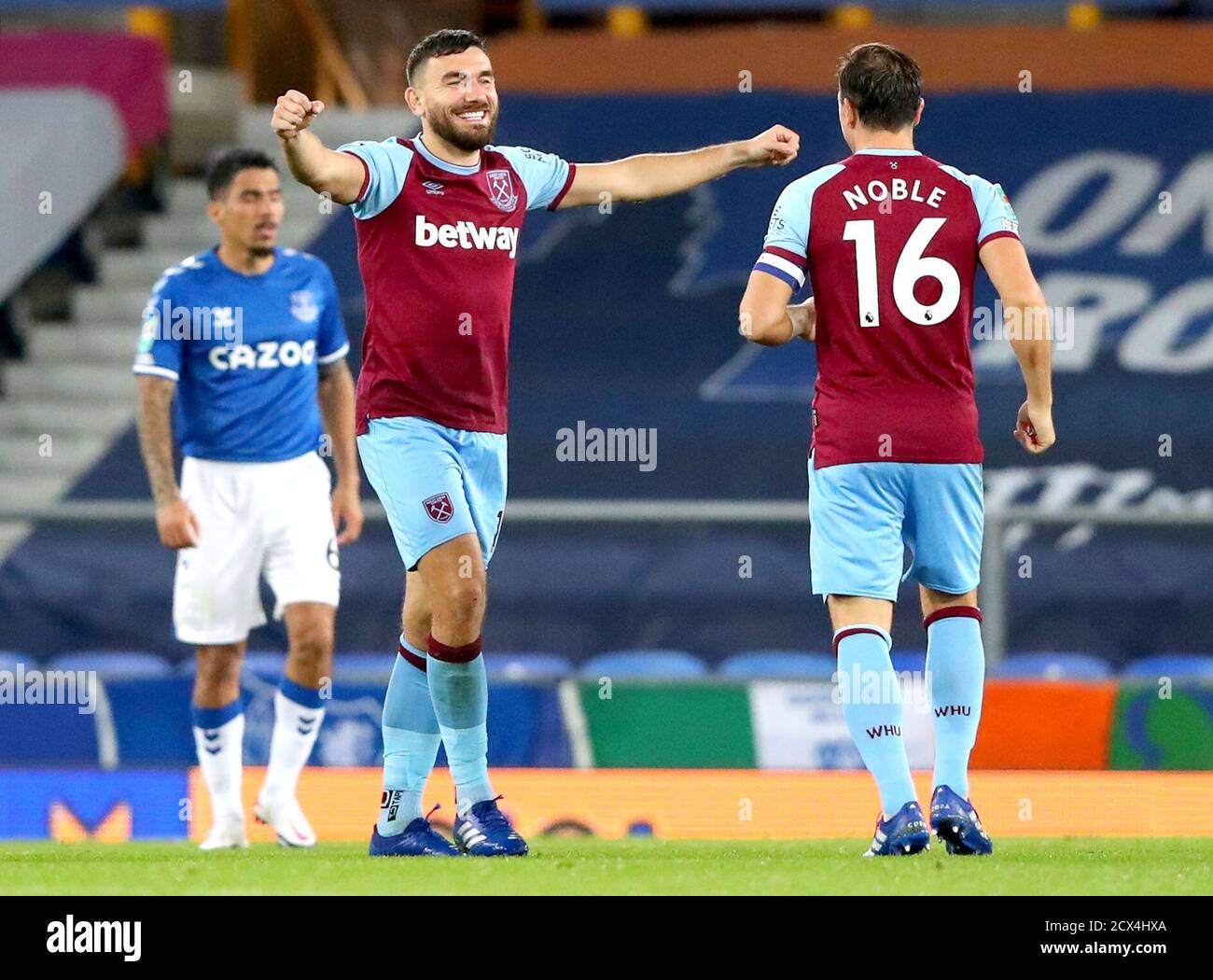 Robert Snodgrass von West Ham United (zweiter links) feiert das erste Tor seiner Mannschaft mit Teamkollege Mark Noble während des Carabao Cup-Spiels in der vierten Runde im Goodison Park, Liverpool. Stockfoto