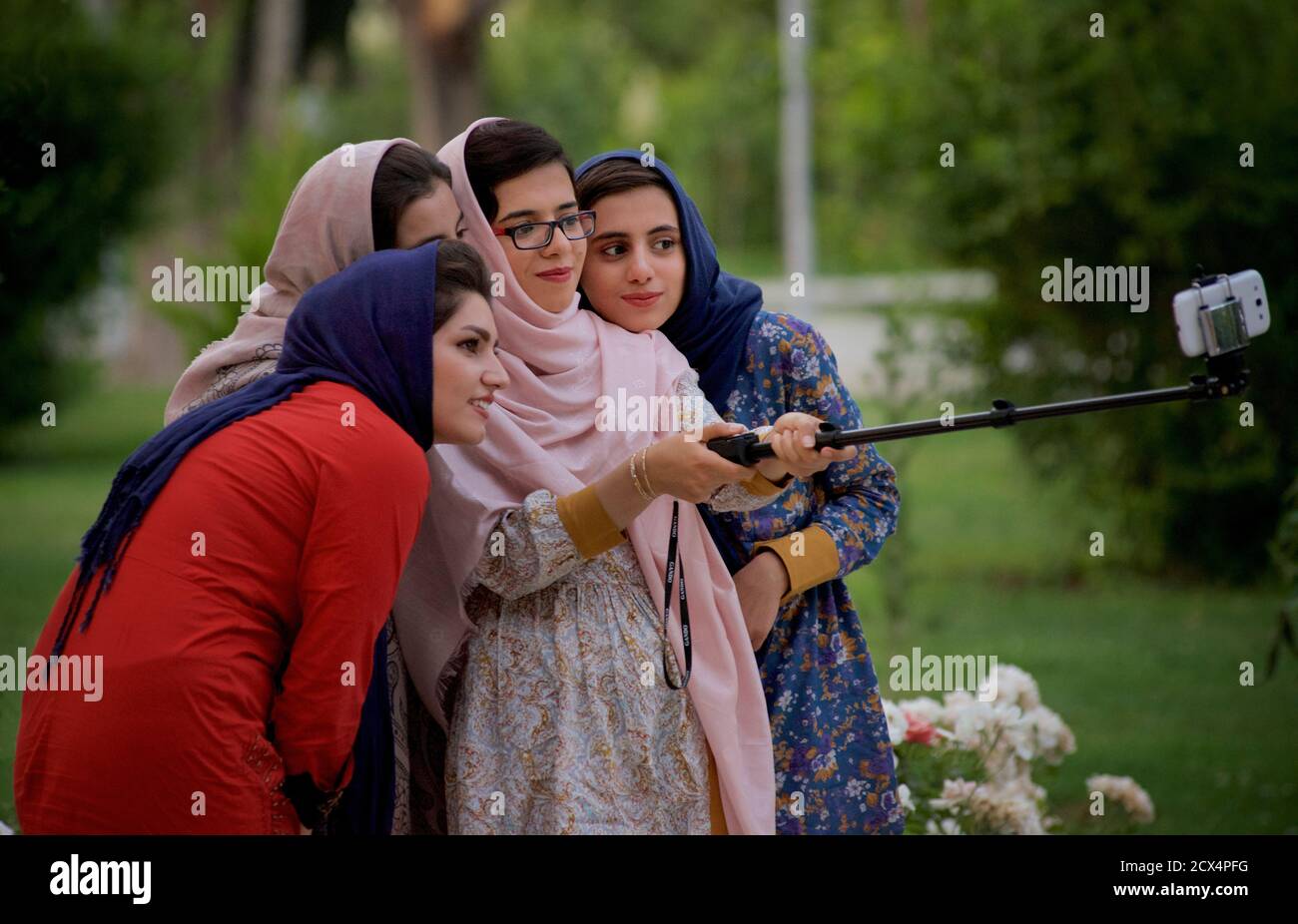 Moderne iranische Frauen, die ein Gruppen-Selfie machen, Hasht Behest Palace Gardens, Isfahan, Iran Stockfoto