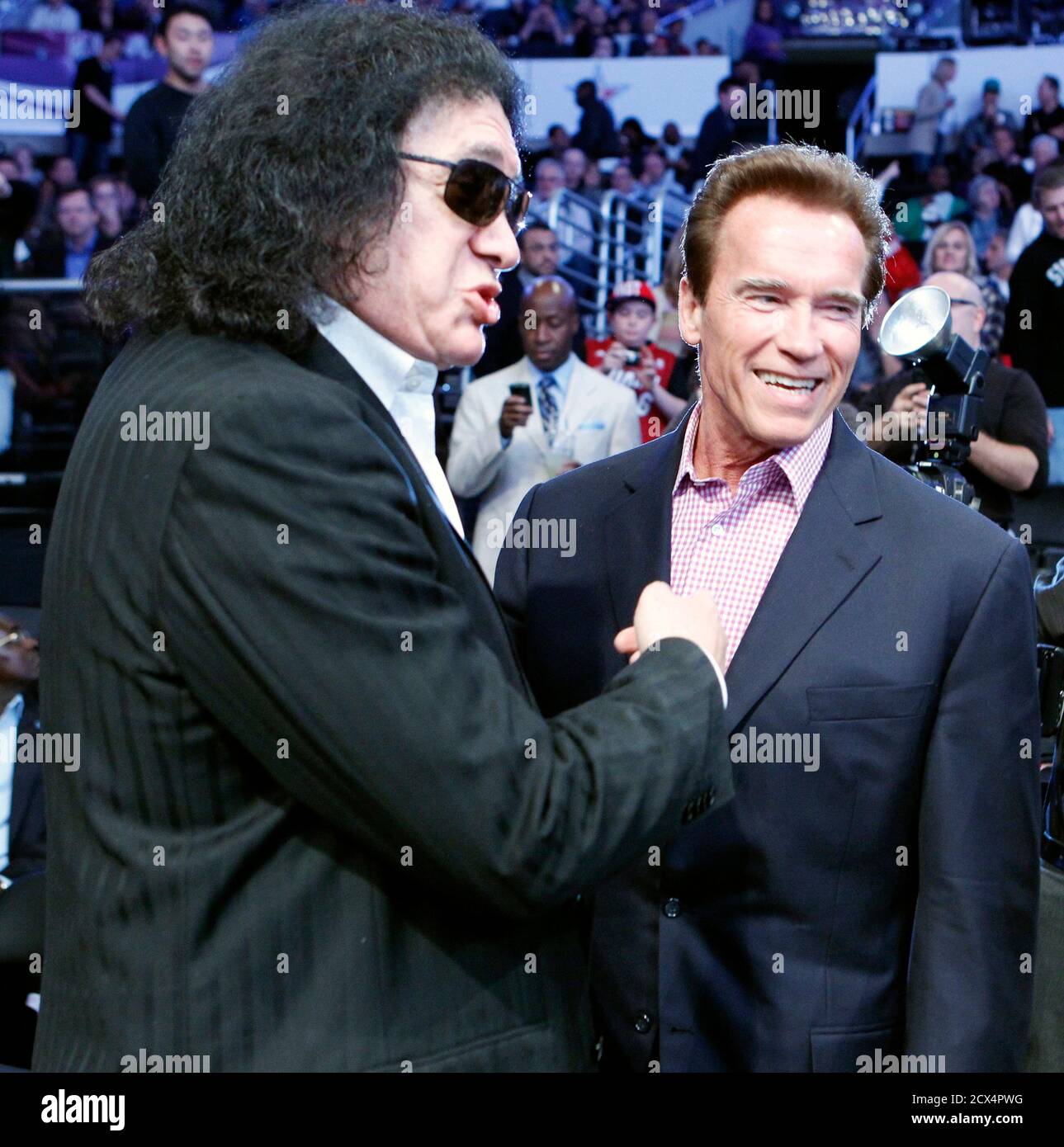 Gene Simmons (L) von der Rockband "Kiss" und Schauspieler und ehemaliger  Gouverneur von Kalifornien Arnold Schwarzenegger besuchen das NBA All-Star- Basketball-Spiel in Los Angeles, 20. Februar 2011. REUTERS/Lucy Nicholson  (Vereinigte Staaten - Tags: