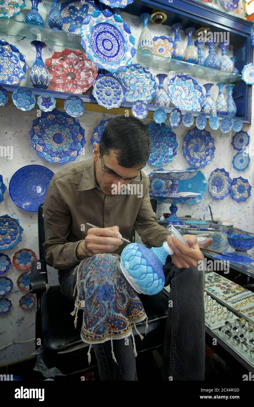 Iranischer Künstler schmückt persische Keramikvasen mit blauer Emaille. Bazaar, Isfahan, Iran Stockfoto
