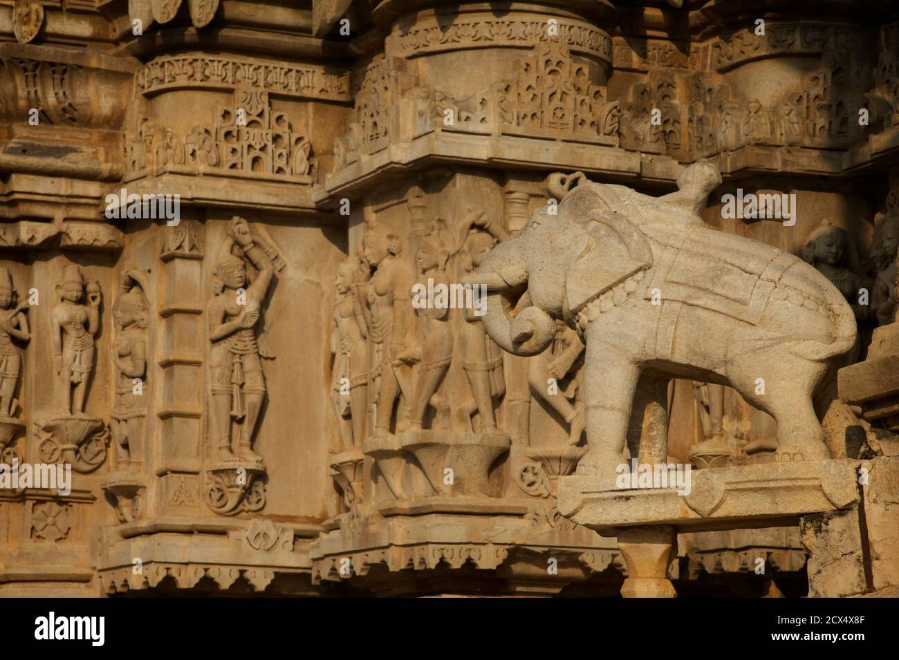 Reich verzierte Steinbildhauen, Jagdish Tempel, Udaipur, Rajasthan, Indien Stockfoto