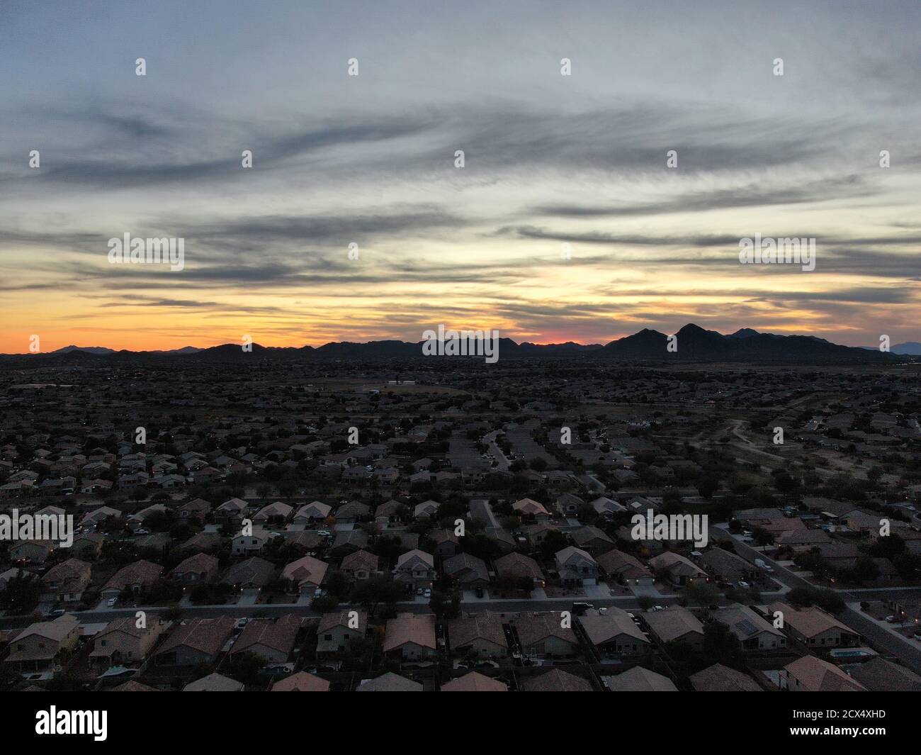 Abenddämmerung in den Vororten von Phoenix, Arizona im Dezember. Stockfoto