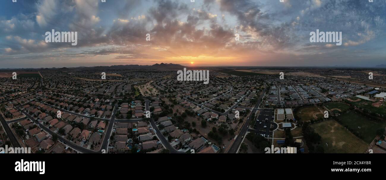 Luftpanorama über Queen Creek, Arizona bei Sonnenuntergang. Stockfoto