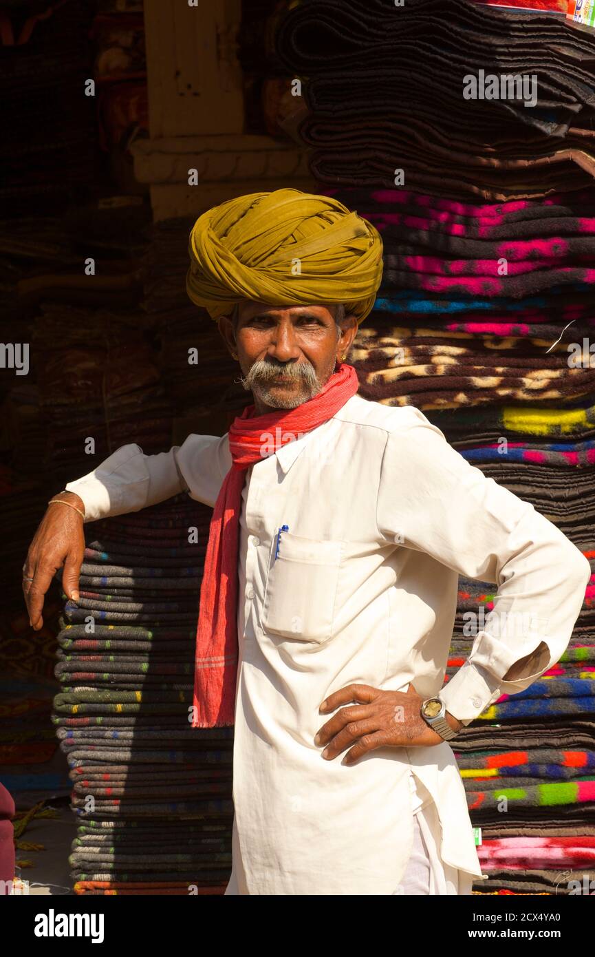 Rajasthani Mann am Markt Pushkar, Rajasthan, Indien Stockfoto
