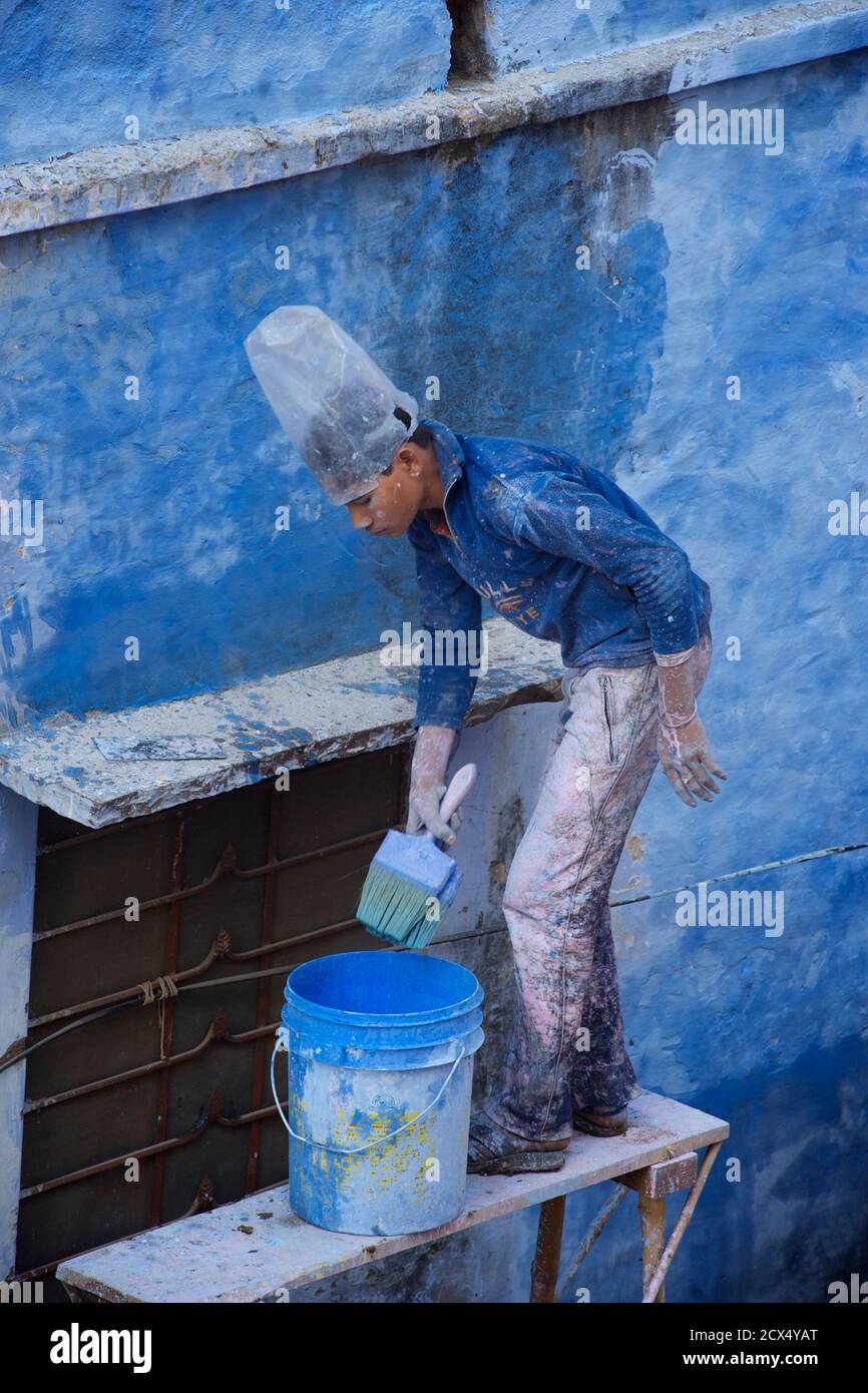Junge indische Mann Malerei Wand blau, Pushkar, Rajasthan, Indien Stockfoto