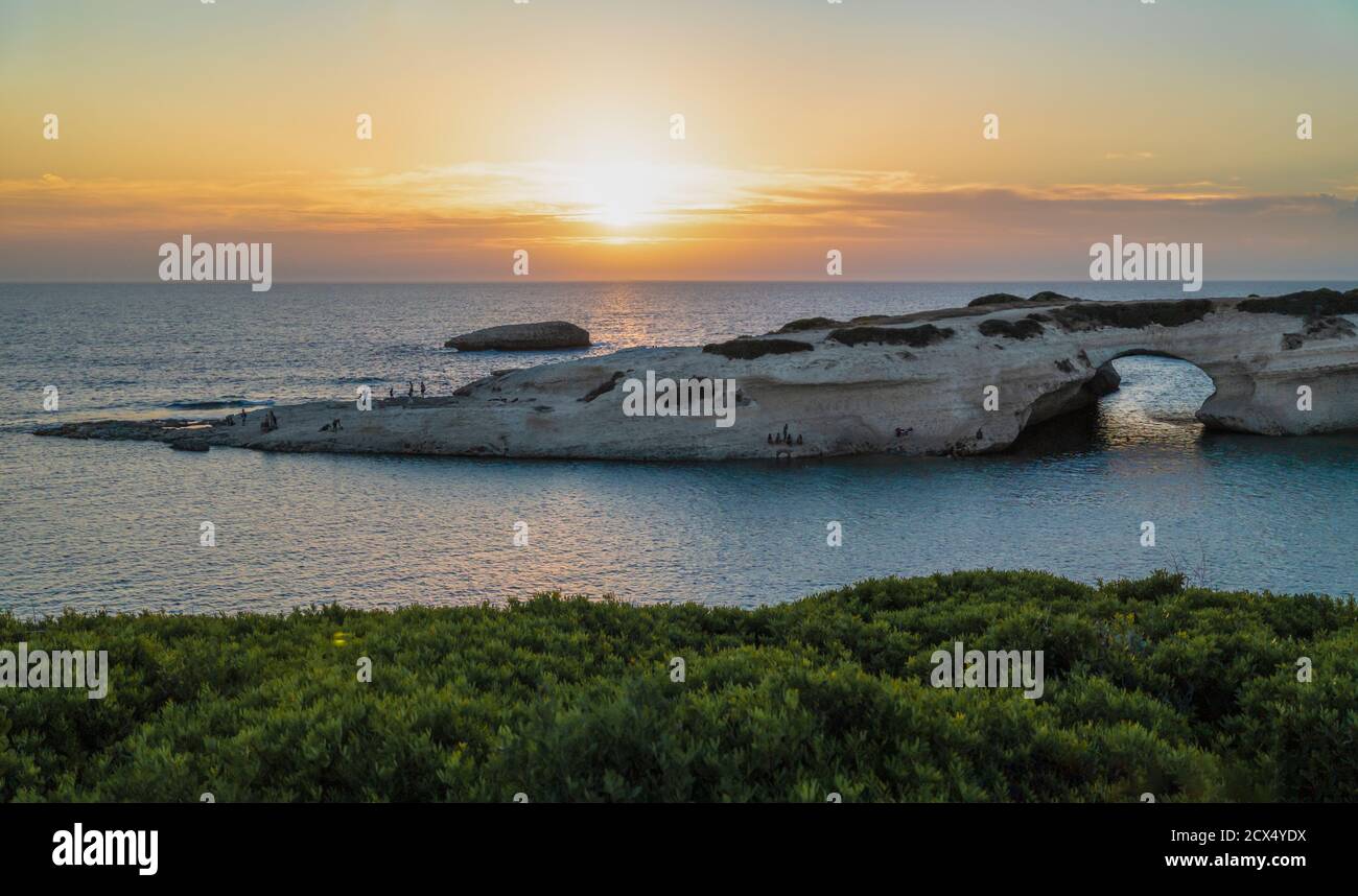 S'Archittu (Italien) - der kleine Bogen, in der sardischen Sprache, ist eine kleine touristische Küstenstadt in der Provinz Oristano, Sardinien Region und Insel Stockfoto