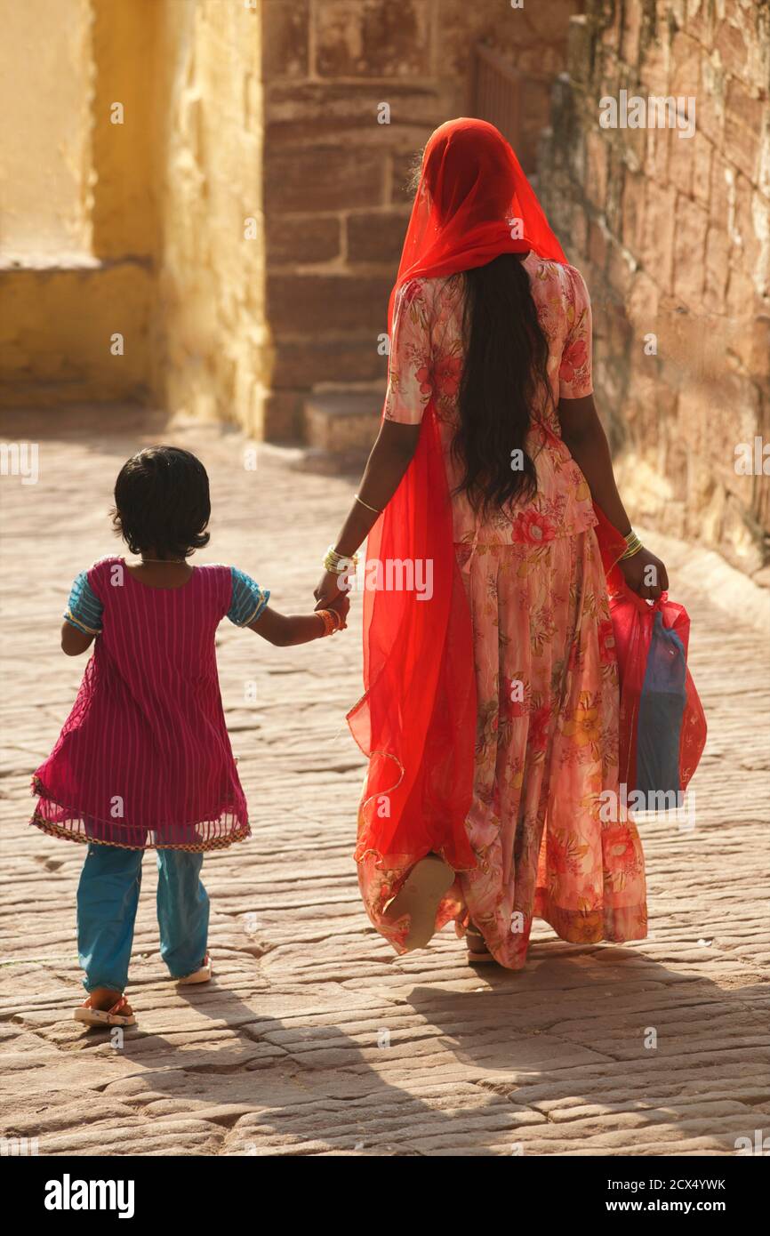 Indische Mutter und Tochter Mädchen in bunten Sari. Jodhpur, Rajasthan, Indien Stockfoto