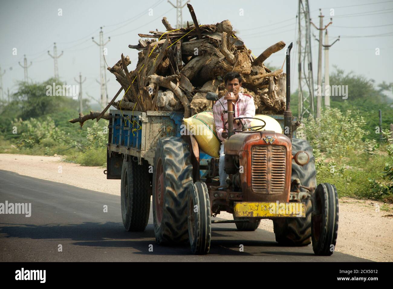 Voll beladen indischen Traktor auf der Straße von Jodhpur nach Pushkar, Rajasthan, Indien Stockfoto