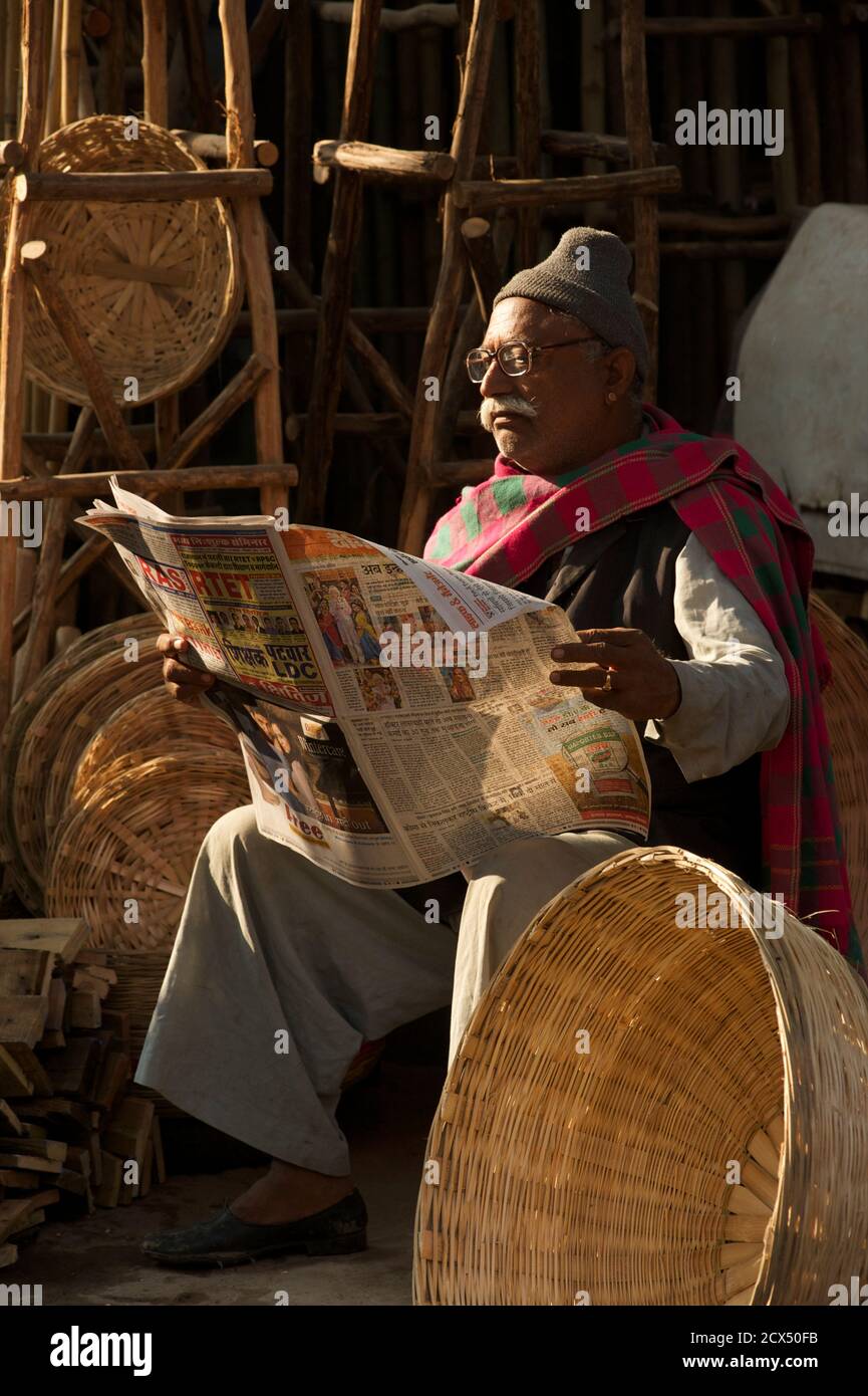 Indischer Mann lesen Zeitung, Jodhpur, Rajasthan, Indien Stockfoto