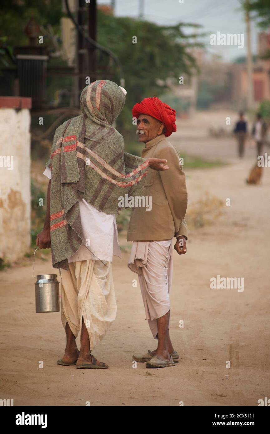 Indische Männer im Gespräch, Jodhpur, Rajasthan, Indien Stockfoto