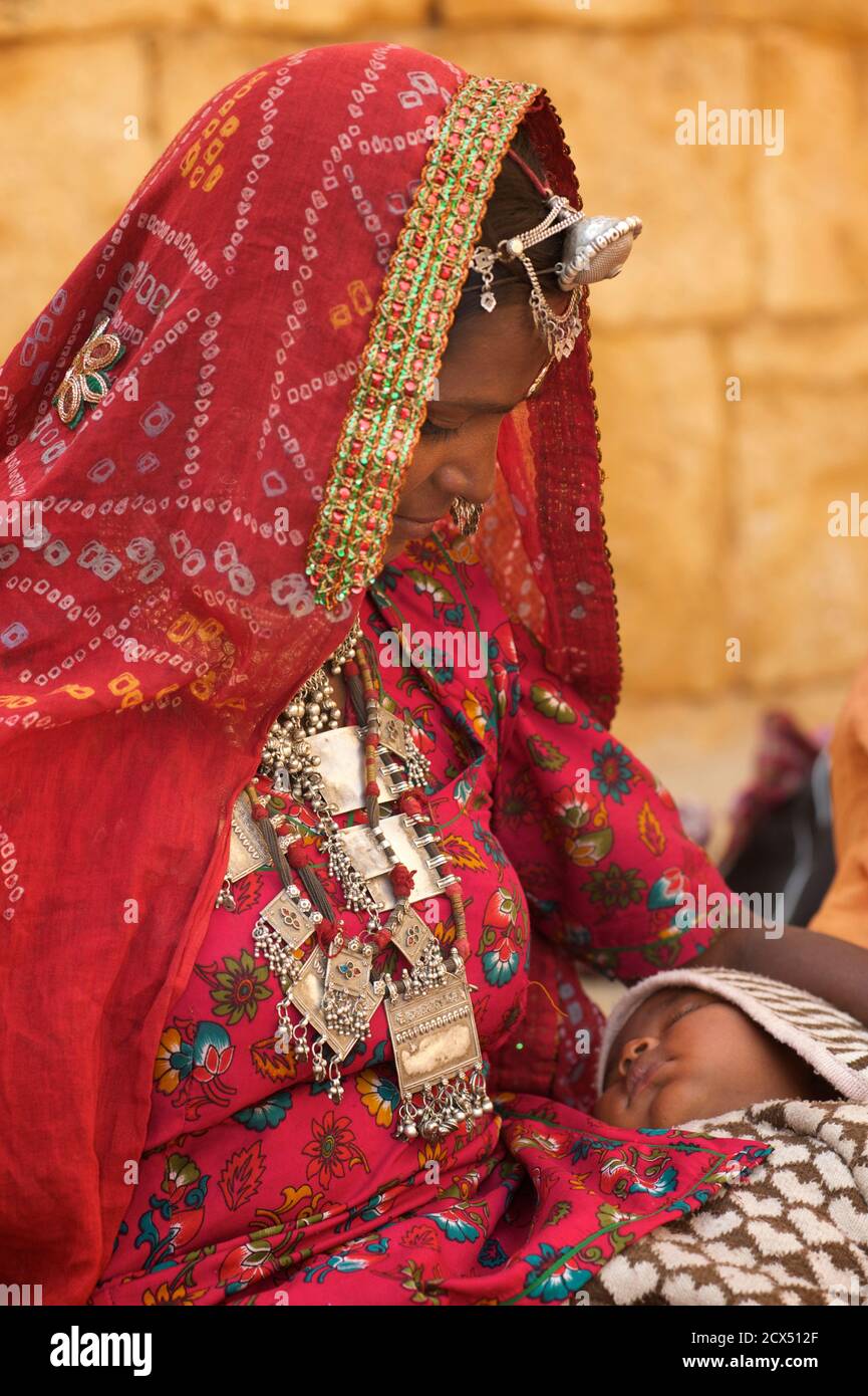 Portarit einer Rajasthani Frau in unverwechselbaren Rajasthani Kleid mit Baby, Jaisalmer, Indien Stockfoto