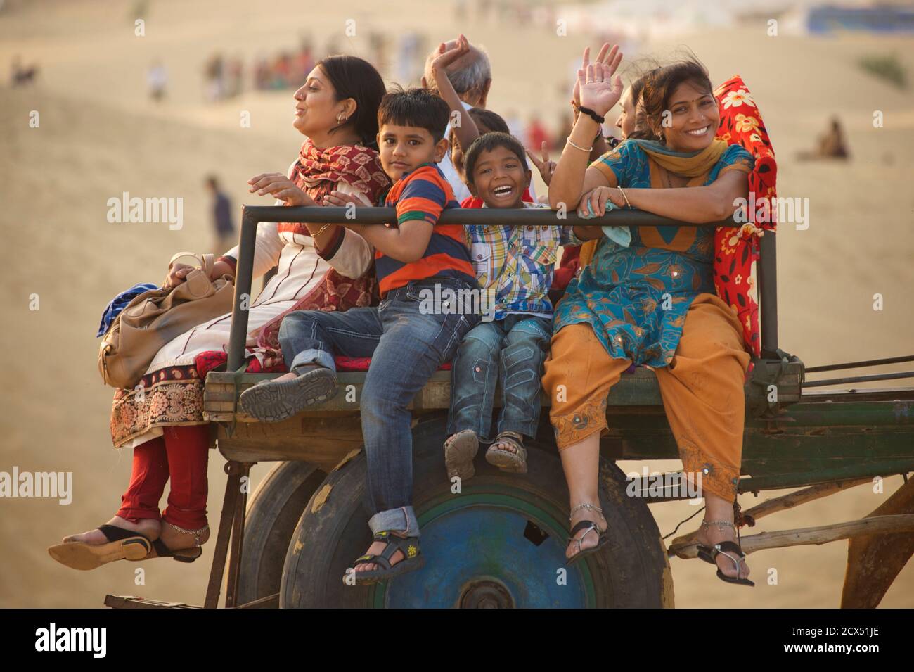 Gujarati Touristen genießen die Thar-Wüste bei Sam, Rajasthan, Indien Stockfoto