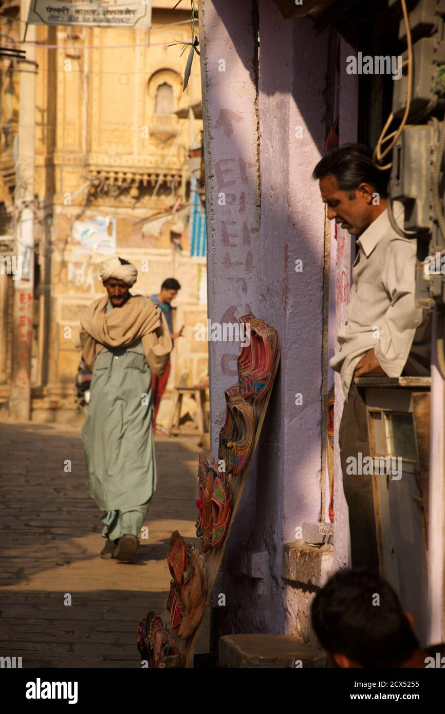 Indische Männer auf der Straße, Jaisalmer, Rajasthan, Indien Stockfoto