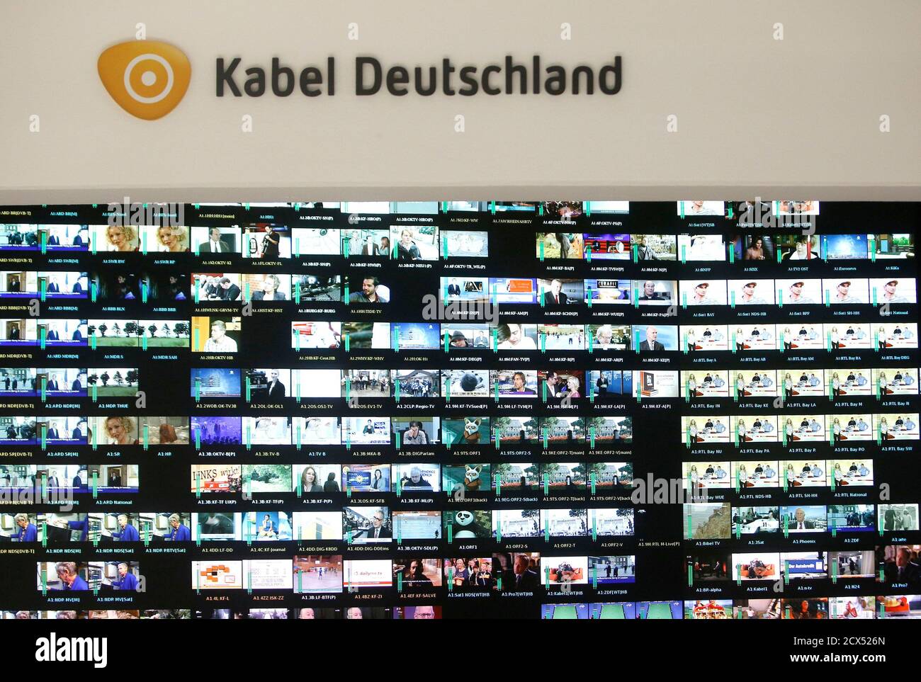 Das Logo von Deutschlands größten Kabelnetzbetreiber Kabel Deutschland ist  oben eine Monitorwand im Kabel Deutschland-Playout-Center in Frankfurt 25.  Februar 2013 abgebildet. Kabel Deutschland ist die Dividende zu 67 Prozent  in einem Schritt