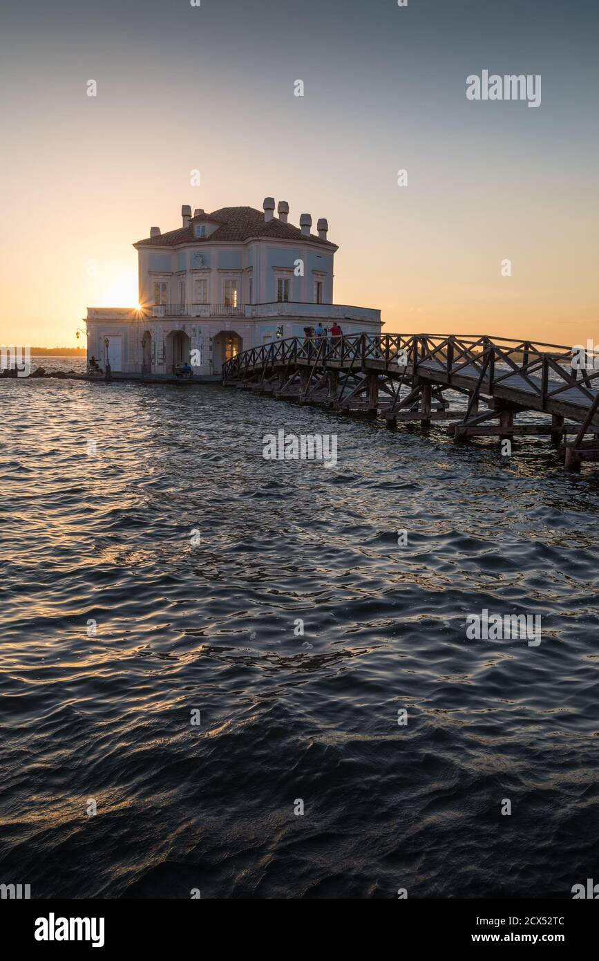 Kleine Casina Vanvitelliana bei Sonnenuntergang mit Meer Sonnenwellen und Brücke Stockfoto
