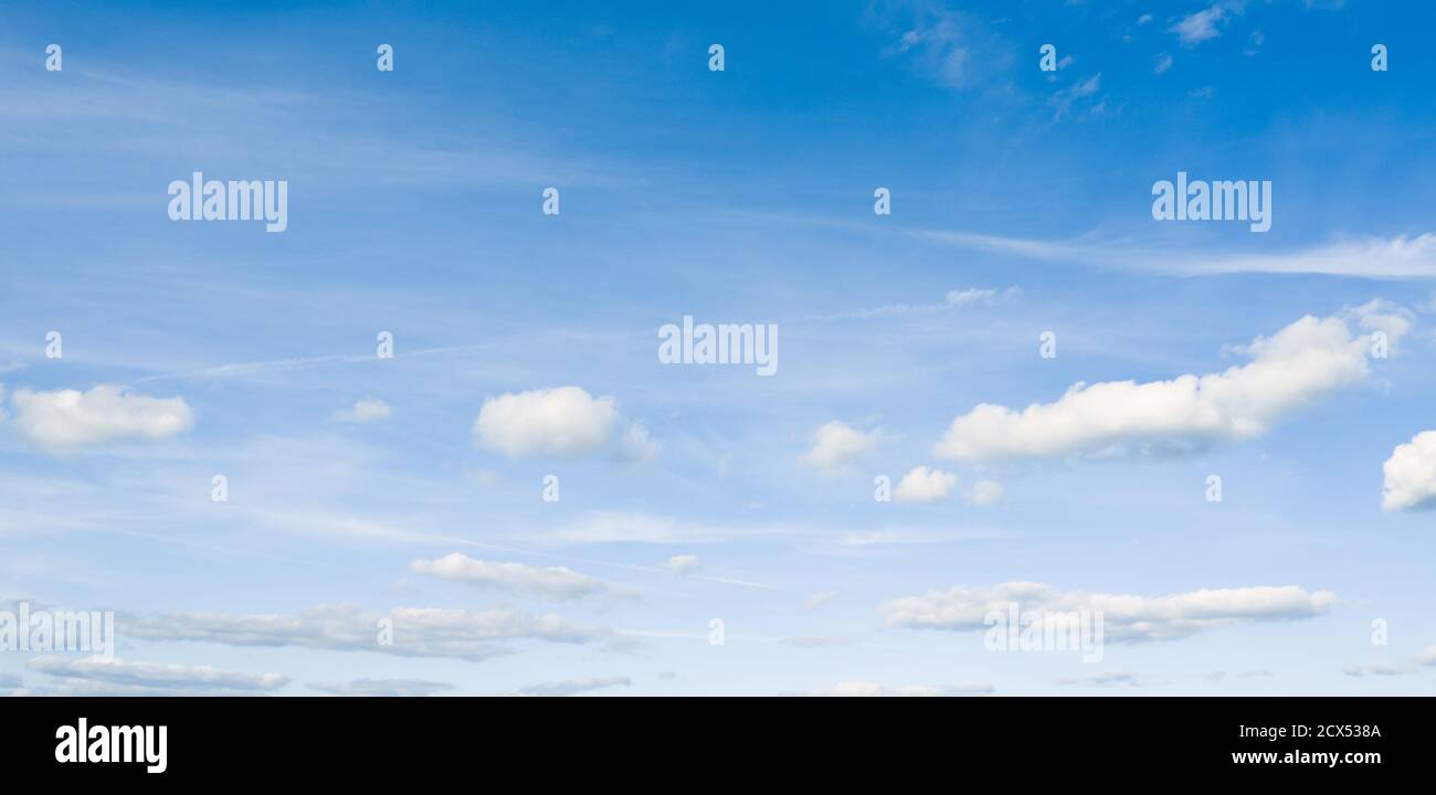 Panorama-Foto von schönen hellblauen Himmel und weißen Wolken. Stockfoto