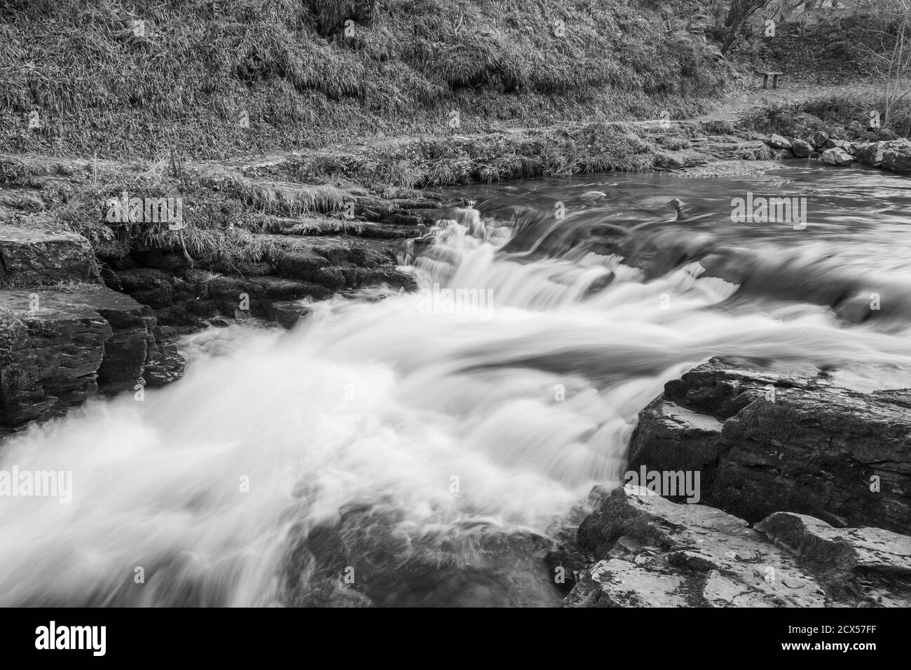 Lange Einwirkung des Wasserfalls am Brückenbecken von Watersmeet am Watersmeet im Nationalpark Exmoor Stockfoto