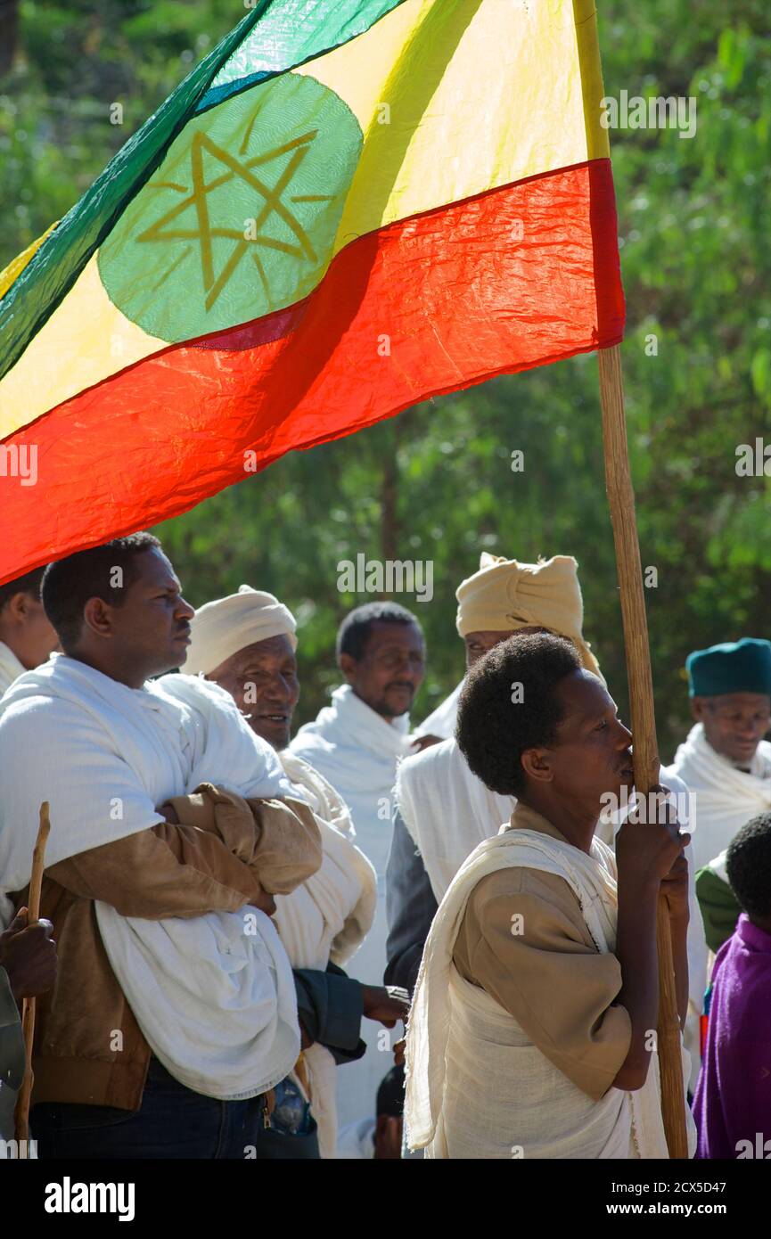 Gäste, die an einen Trauerzug, Axum, Tigray, Äthiopien Stockfoto