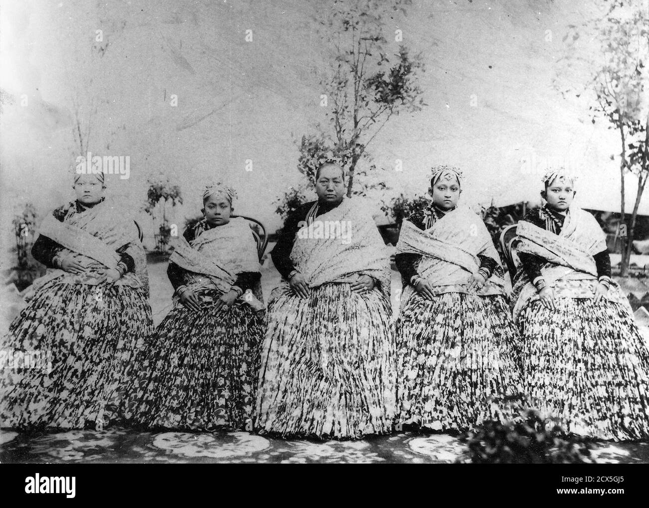 'Gruppenportrait von Manandhar-Frauen, die parsi in Kathmandu tragen, um 1890.' Stockfoto