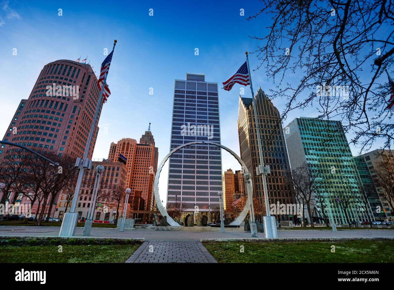 Michigan Labor Legacy Monument auf dem Hart Plaza in der Nähe des Flussschiffs in Detroit, USA mit amerikanischen Flaggen über der Innenstadt Stockfoto