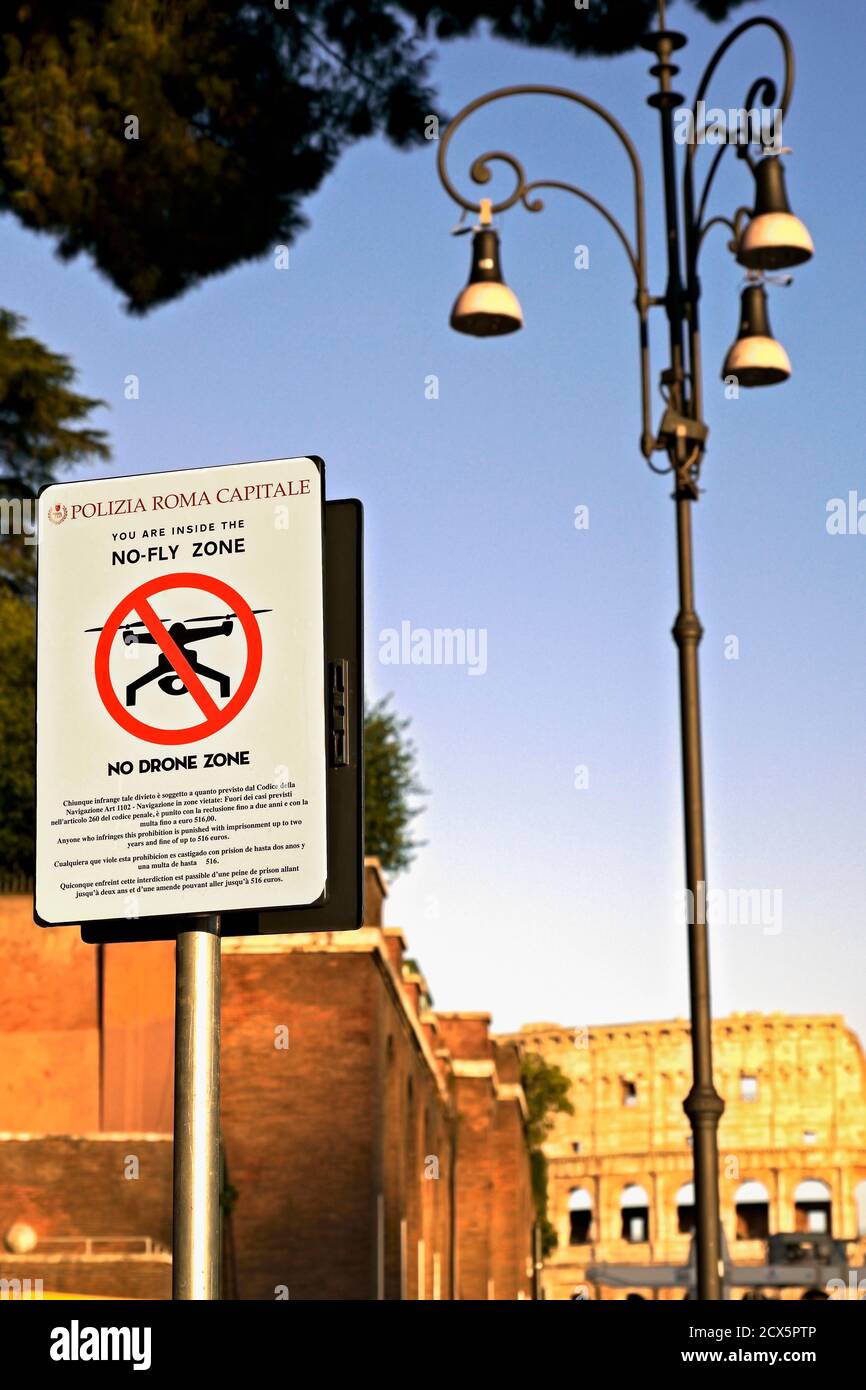 No Drone Zone, No Fly Zone, Warnschild in der zentralen touristischen Gegend von Rom, Italien, Europa Stockfoto
