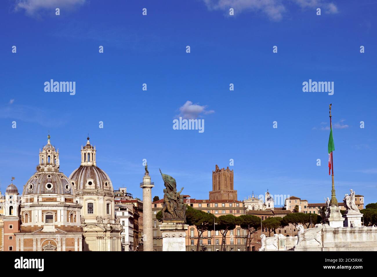 Blick auf das Forum Romanum Trajan; Kirchen Heilige Maria von Loreto, Heiliger Name Mariens; Trajan-Säule; Turm der Miliz. Piazza Di Venezia. Rom Stockfoto