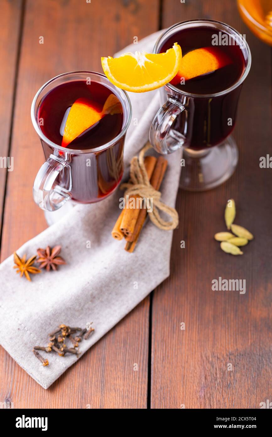 Glühwein auf Holzbrettern. Herbstlicher Glühwein, Gewürze und Honig. Weihnachts-Heißgetränk im rustikalen Stil Stockfoto