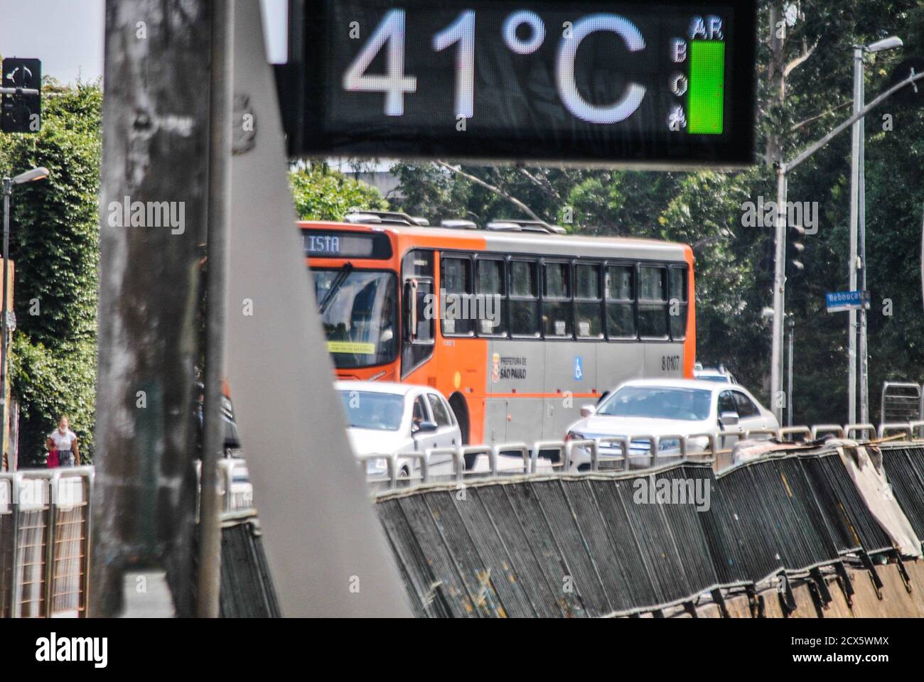 Sao Paulo, Sao Paulo, Brasilien. September 2020. Sao Paulo (SP), 30/09/2020 - CLIMA/TEMPO/SAO PAULO - .Termometro mede 41 Graus na regiao da Avenida Paulista no Centro de Sao Paulo, nesta tarde de quarta-feira Credit: Adeleke Anthony Fote/TheNEWS2/ZUMA Wire/Alamy Live News Stockfoto