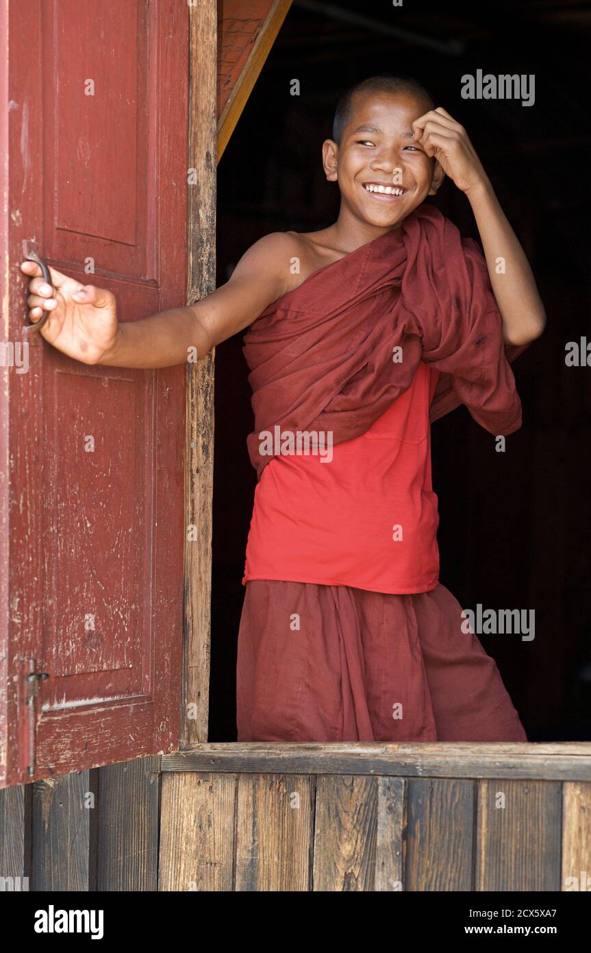 Buddhistischer Mönch am Fenster der Quartale, Kalaw Kloster, Birma Stockfoto