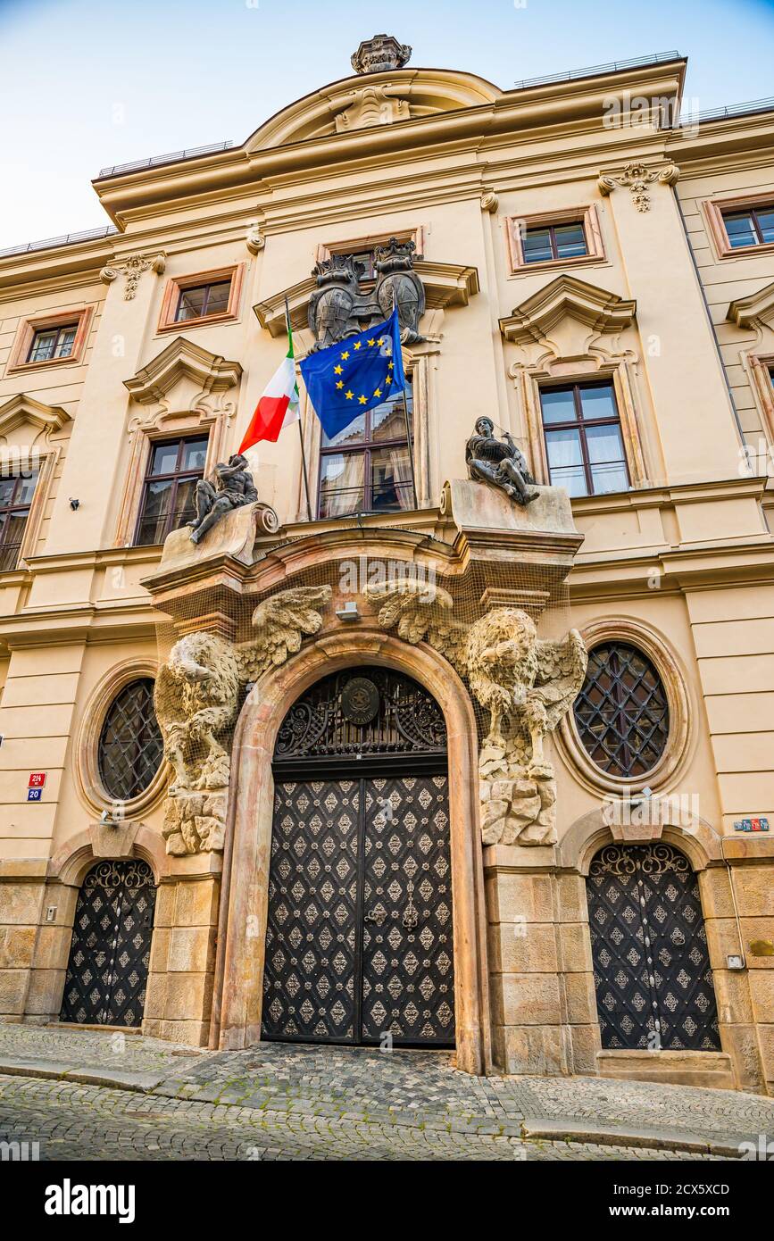 Prag, Tschechische republik - 20. September 2020. Nerudova Straße ohne Touristen während Reisebeschränkungen vor der italienischen Botschaft Stockfoto