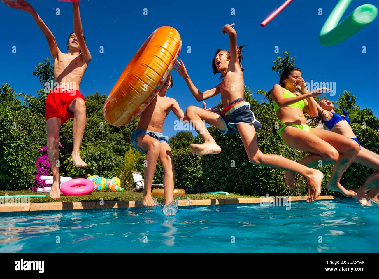 Beobachte zwei rothaarige Lesben am Pool Beobachte zwei rothaarige Lesben am Pool