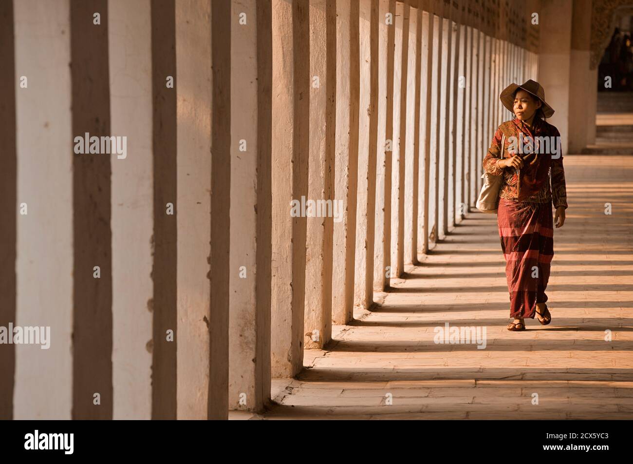 Burmesische Frau auf dem Flur zur Shwezigon Pagode in Bagan. Burma. -Modell veröffentlicht. Stockfoto