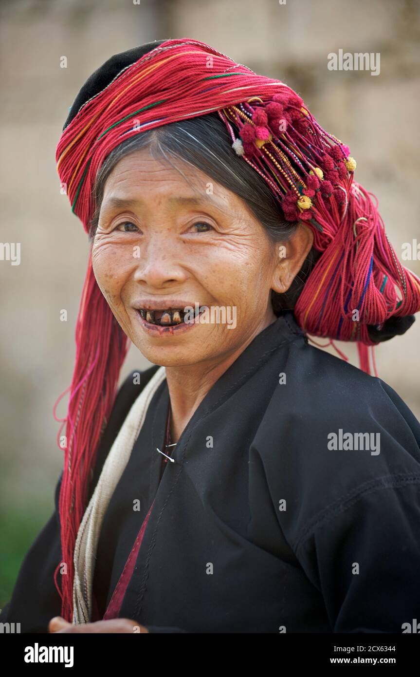 Burmesische Bergstammfrau mit betelnussbefleckten Zähnen. Naung Mon Markt, Lashio, Burma. Myanmar. Kulturell relevantes Bild Stockfoto