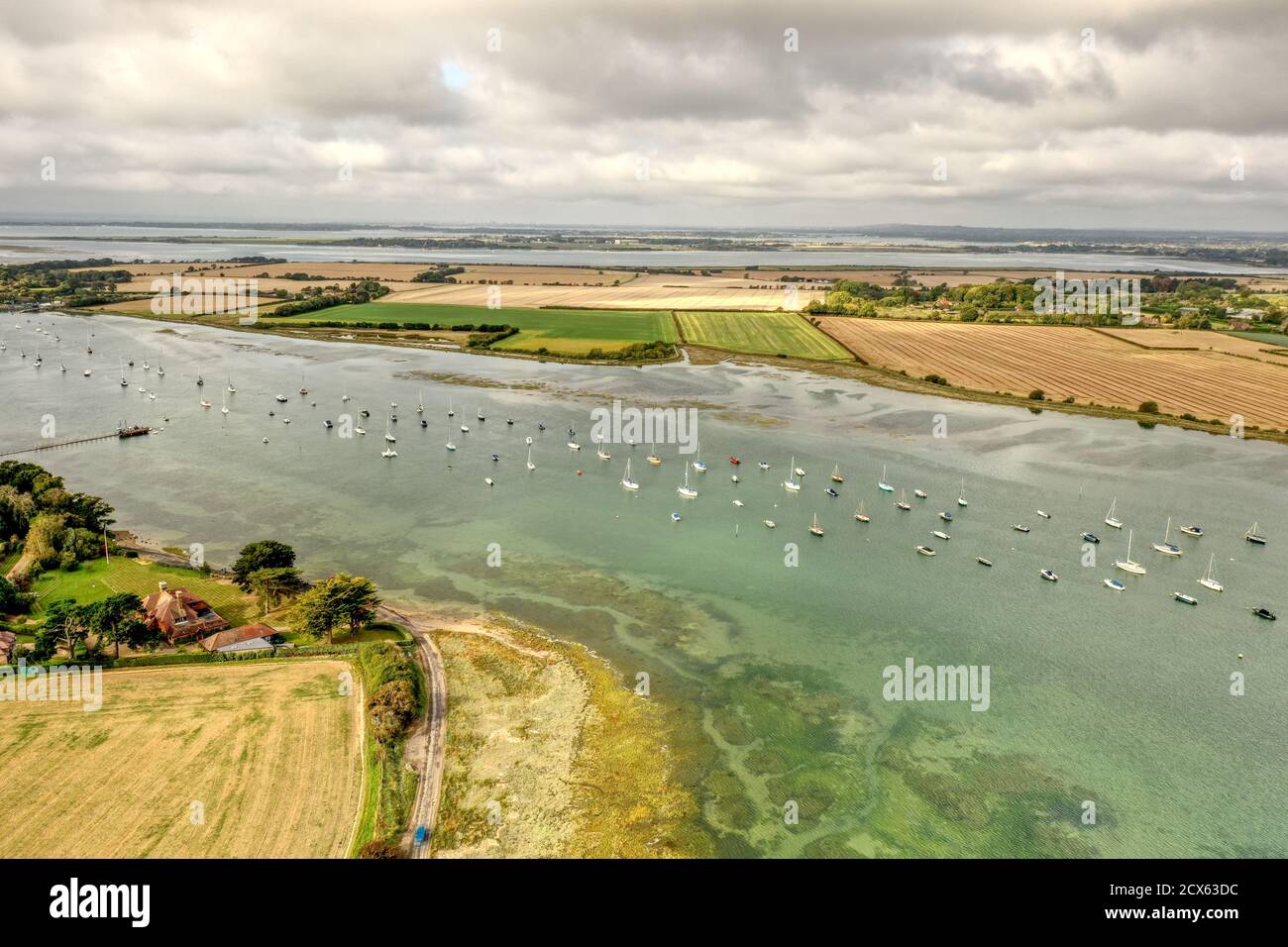 Flussmündung und Yachten umgeben von der wunderschönen Landschaft Südenglands. Stockfoto