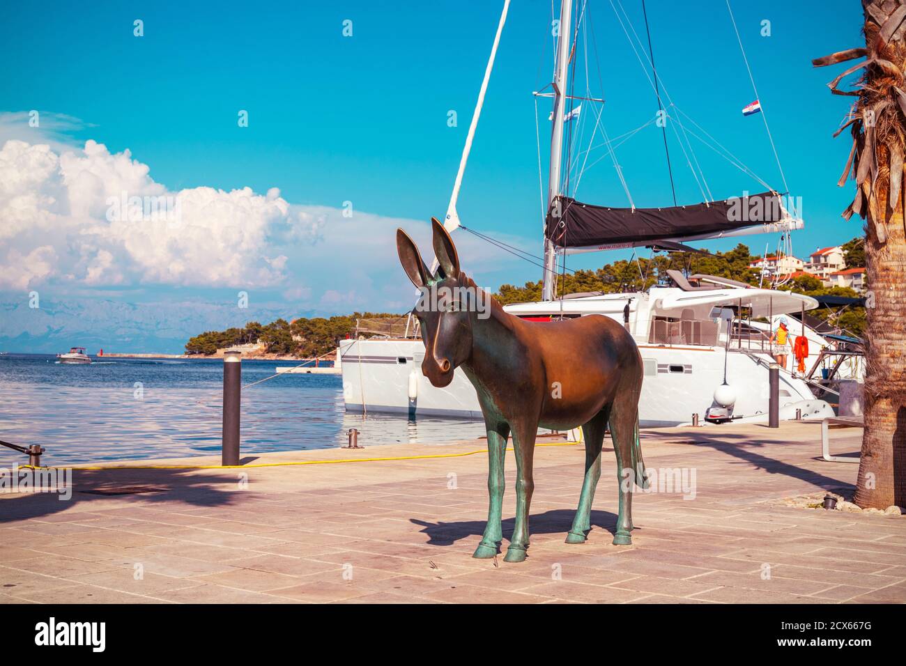 Jelsa / Kroatien - 17. August 2020: Skulptur des Esels in Jelsa Stadt, Insel Hvar, Kroatien. Stockfoto