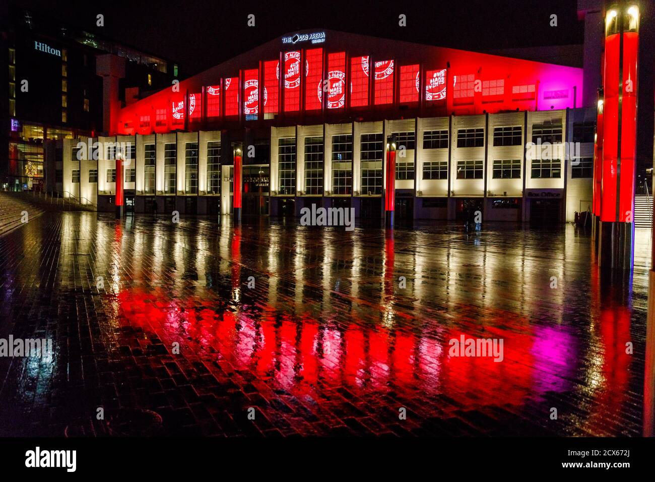 SSE Arena, Wembley, UK, 30. September 2020 - im Rahmen der internationalen #WeMakeEvents Light IT in Red Kampagne zur Rettung der Veranstaltungsbranche, Gebäude weltweit sind mit rotem Licht beleuchtet, um die Pause-Taste zu repräsentieren, da der Sektor seit dem Beginn der Pandemie im März auf Eis liegt. Die Kampagne, die die Regierung auffordert, die Veranstaltungs- und Unterhaltungsindustrie zu unterstützen, die dringend Hilfe braucht, um die COVID-19-Krise zu überleben. Amanda Rose/Alamy Live News Stockfoto