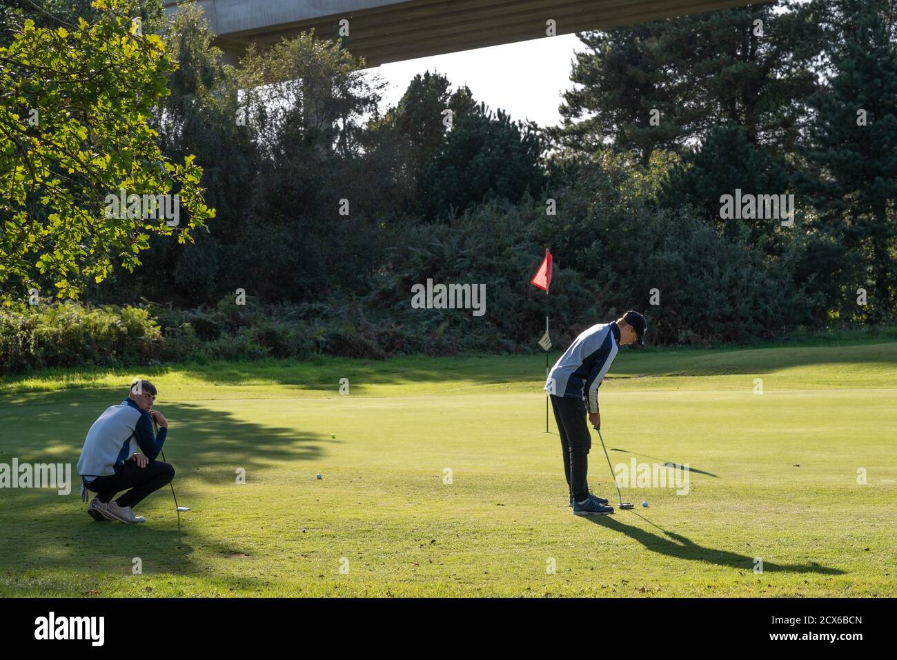 SWANSEA - WALES 27 SEP: Cameron fürchtet sich beim Junior European Open Regional Finals im Swansea Bay Golf Club in Swansea, UK am 27. September Stockfoto