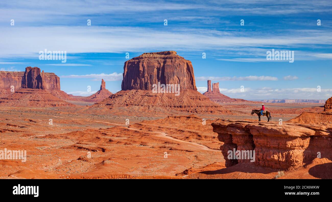 Pferd und Reiter mit Blick auf das Monument Valley in John Ford Point, Navajo Tribal Park, Arizona, USA Stockfoto
