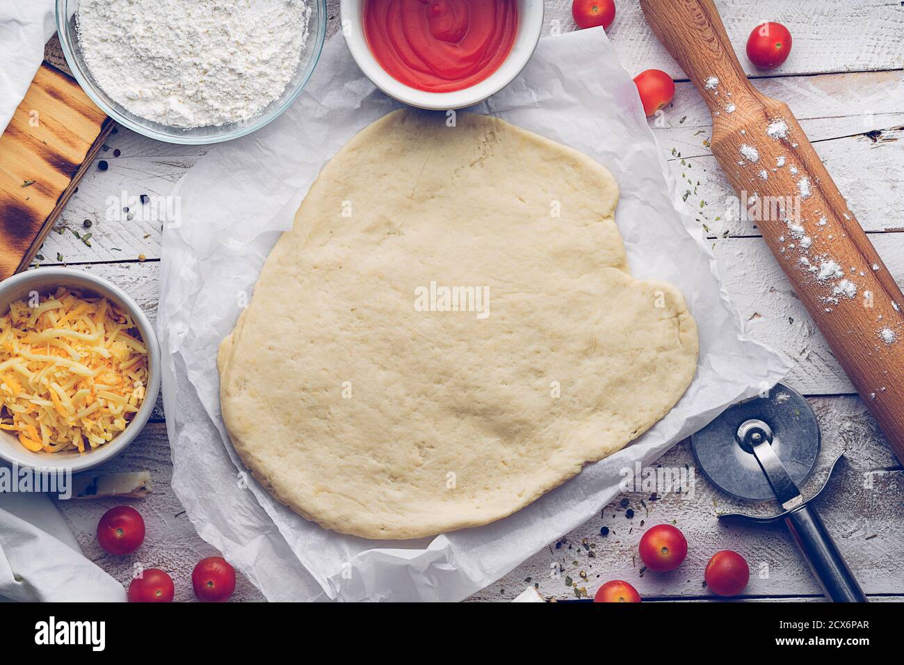 Pizzateig mit Zutaten herstellen. Gastronomiekonzept Stockfoto