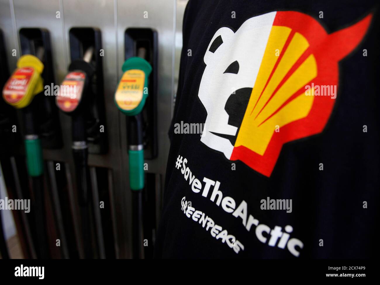 Ein T-shirt von einer Umwelt Greenpeace-Aktivist ist neben Zapfsäulen an  einer Shell-Tankstelle in Prag 10. Mai 2012 gesehen. Die Aktivisten  protestieren gegen Shell arktischen Öl-Bohr-Projekt im Norden von Alaska.  REUTERS/David W Cerny (